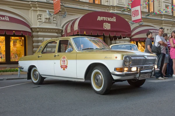 Jogos Olímpicos de manutenção de carros soviéticos-80 em Moscou "Volga" GAZ-24 no rali retro Gorkyclassic perto da loja de departamento de goma, Moscou — Fotografia de Stock