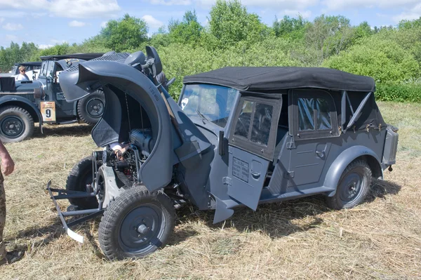 Немецкий ретро-автомобиль Tatra 57K с поднятым капотом, 3-я международная встреча "Двигателей войны" вблизи города Черноголовка, Московская область — стоковое фото