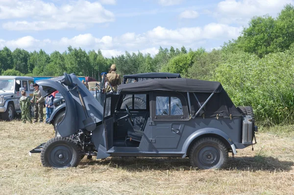 Tyska retro bilen tatra 57k med en upphöjd huva, sidovy, 3: e internationella mötet "motorer av kriger" nära staden chernogolovka, moscow region — Stockfoto