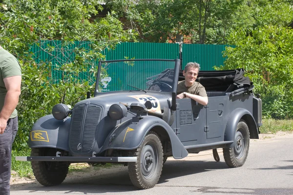 Německá retro vůz tatra 57k na silnici, třetí mezinárodní setkání "motorů války" poblíž města chernogolovka, Moskevská oblast — Stock fotografie