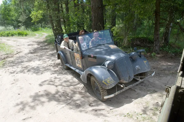 3 międzynarodowe spotkanie "machin wojennych" niemiecki retro samochodów tatra 57k w ruchu, w pobliżu miasta chernogolovka, moscow region — Zdjęcie stockowe