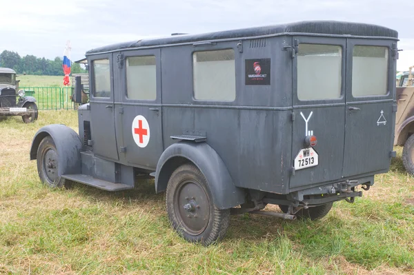 Ambulância alemã Fenômeno Granito-25 Kfz.31, visão traseira, 3a reunião internacional "Motores de guerra" perto da cidade Chernogolovka, região de Moscou — Fotografia de Stock