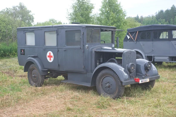 Ambulanza tedesca Phenomenon Granite-25 Kfz.31, vista laterale, 3a riunione internazionale "Motori di guerra" vicino alla città Chernogolovka, regione di Mosca — Foto Stock