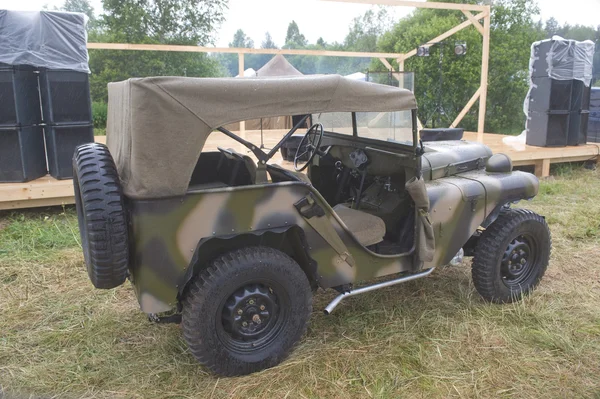 Sovětské vojenské retro gaz-64 na třetí mezinárodní setkání "motorů války" v blízkosti města chernogolovka, pohled zezadu — Stock fotografie