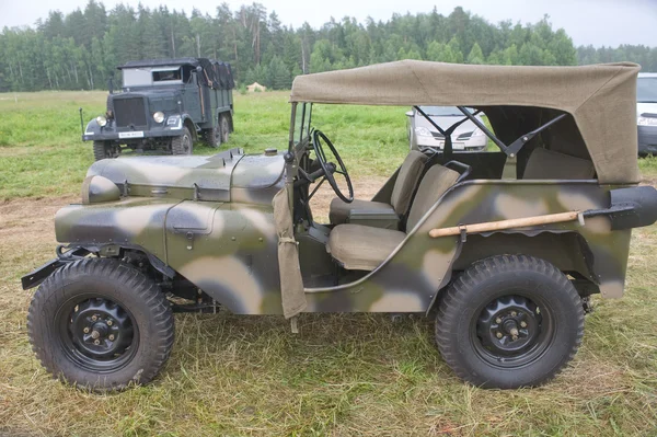 Retro militar GAZ-64 na terceira reunião internacional de "Motores de guerra" perto da cidade Chernogolovka, lado vie — Fotografia de Stock