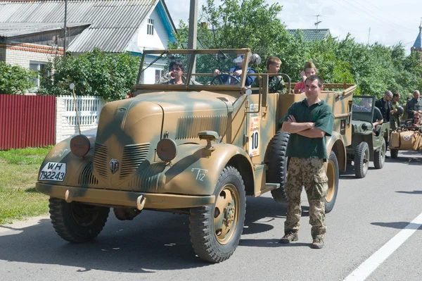 Tysk bil fenomen granit-1500a (Kfz.70) på vägen, den 3: e internationella mötet "Motors krig" nära staden Chernogolovka, Moscow region — Stockfoto