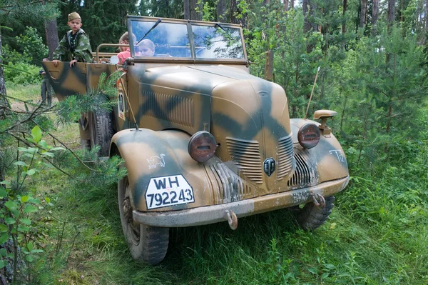 Fenómeno coche alemán granito-1500A (Kfz.70), 3er encuentro internacional "Motors war" cerca de la ciudad Chernogolovka, región de Moscú, vista frontal —  Fotos de Stock