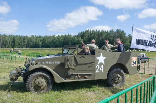 Amerikanska ljus bepansrade personal transportören M3 Scout bil på den 3: e internationella mötet "Motorer av kriger" nära staden Chernogolovka — Stockfoto