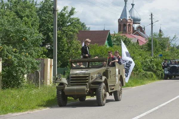 アメリカ装甲人事キャリア m3 スカウト車道路、第 3 回国際フォーラム"戦争の"エンジン都市 chernogolovka の近くに — ストック写真