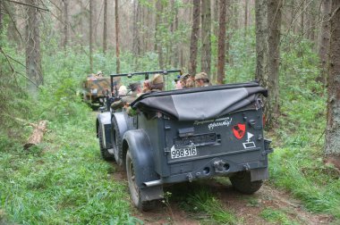 Alman arabası Horch-901 ormanda retro mitingde, Moskova yakınlarındaki Çernogolovka kentinde 3. uluslararası savaş motorları buluşması.