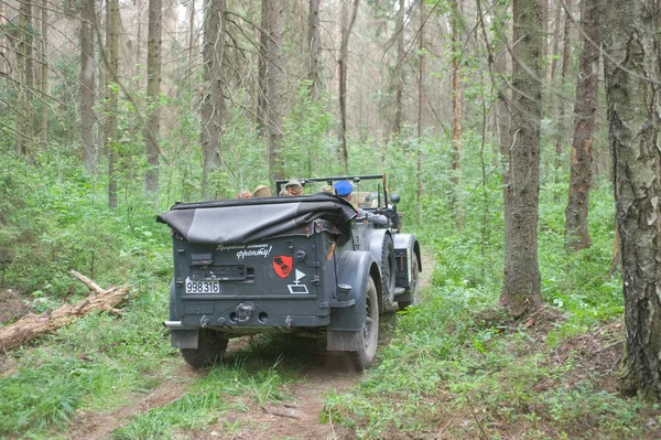 Carro alemão Horch-901 em retro rali na floresta, 3a reunião internacional "Motores de guerra" perto da cidade Chernogolovka, região de Moscou, visão traseira — Fotografia de Stock