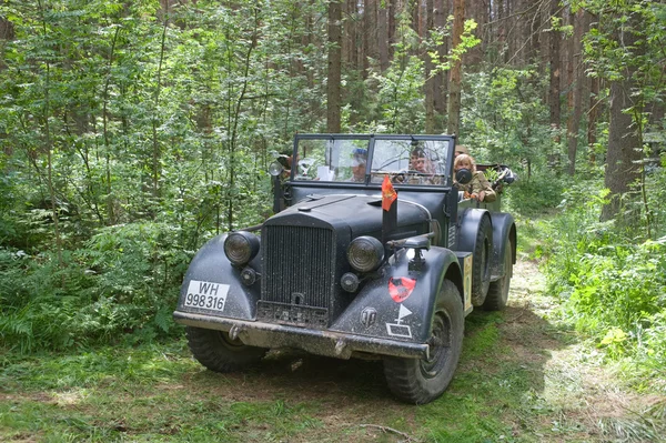 Немецкий автомобиль Хорх-901 на ретро-ралли в лесу, 3-я международная встреча "Двигатели войны" возле города Черноголовка, Московская область — стоковое фото