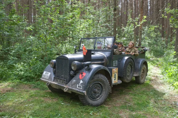 Retro samochodów Horch 901 na retro rajd w lesie, III międzynarodowe spotkanie "silniki wojny" w pobliżu miasta Chernogolovka, Moscow region — Zdjęcie stockowe