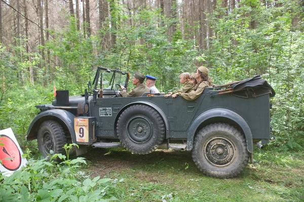 Немецкий автомобиль Horch-901 в движении на ретро-ралли в лесу, 3-я международная встреча "Двигатели войны" возле города Черноголовка, Московская область — стоковое фото