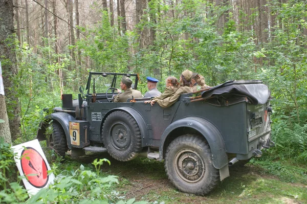 Mobil retro Jerman Horch-901 bergerak pada reli retro di hutan, pertemuan internasional ke-3 "Motors of war" dekat kota Chernogolovka, wilayah Moskow — Stok Foto