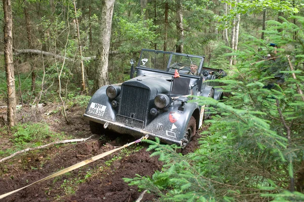 Carro retro alemão Horh-901 preso em uma estrada florestal, 3o encontro internacional "Motores de guerra" perto da cidade Chernogolovka, região de Moscou — Fotografia de Stock