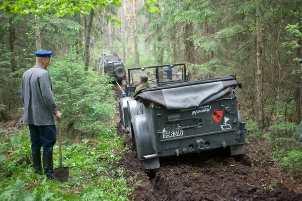 Γερμανική αυτοκινητοβιομηχανία horch-901 κολλήσει στο δάσος σε ρετρό ράλι, 3η Διεθνής Συνάντηση "μηχανές του πολέμου", κοντά την πόλη chernogolovka — Φωτογραφία Αρχείου