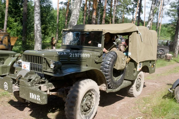 Auto retrò Dodge WC-52 al terzo incontro internazionale di "Motori di guerra" vicino alla città di Chernogolovka, regione di Mosca, una vista frontale — Foto Stock