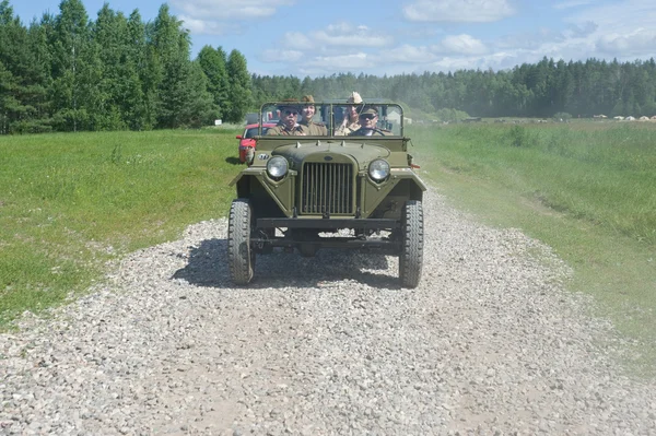 Sovjet-militaire retro Gaz-67 snelweg, 3de internationale bijeenkomst "Motoren van oorlog" in de buurt van de stad Chernogolovka, vooraanzicht — Stockfoto