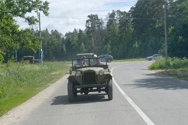 Soviet military retro GAZ-67 rides on the road, the 3rd international meeting of "Motors of war" near the city Chernogolovka — Stock Photo, Image