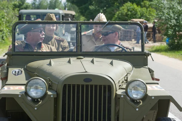 L'équipage de la voiture militaire soviétique rétro GAZ-67 autoroute, 3e réunion internationale "Moteurs de guerre" près de la ville Tchernogolovka — Photo