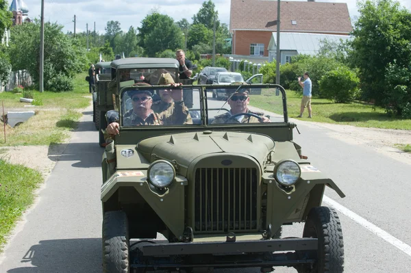 Vecchio equipaggio di veicoli dell'esercito GAZ-67 si muove lungo l'autostrada, terzo incontro internazionale "Motori di guerra" vicino alla città Chernogolovka — Foto Stock