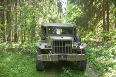 Amerikan eski askeri Dodge Wc-51 at woods, 3 Uluslararası Toplantı 