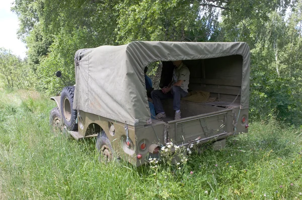 Американських військових ретро автомобілів Dodge Туалет-51 на ретро-ралі в лісі, 3-й Міжнародна зустріч "Motors війни" поблизу міста Чорноголовка, задній вид — стокове фото