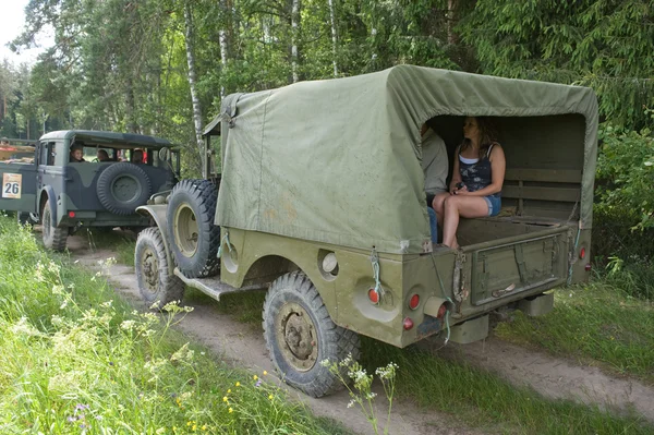 Coche retro militar estadounidense Dodge WC-51 en rally retro en carretera forestal, 3er encuentro internacional "Motores de guerra" cerca de la ciudad Chernogolovka, región de Moscú —  Fotos de Stock