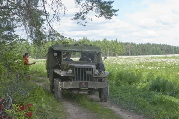 Militar estadounidense Dodge WC-51 en rally retro en carretera forestal, 3er encuentro internacional "Motores de guerra" cerca de la ciudad Chernogolovka, región de Moscú —  Fotos de Stock