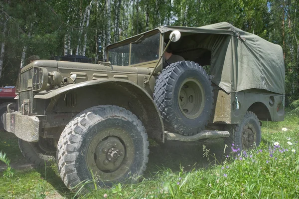 Voiture américaine Dodge WC-51 en rallye rétro sur route forestière, 3ème rencontre internationale "Moteurs de guerre" près de la ville Tchernogolovka, région de Moscou — Photo