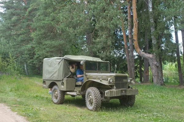 American viejo coche Dodge WC-51 cerca de la carretera de campo, 3er encuentro internacional "Motores de guerra" cerca de la ciudad Chernogolovka, región de Moscú — Foto de Stock