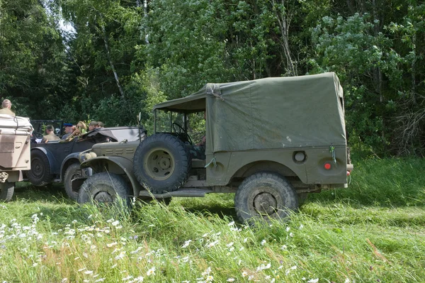 Masina retro militara americana Dodge WC-51 la un miting retro pe un drum forestier, a 3-a intalnire internationala "Motoare de razboi" in apropierea orasului Chernogolovka, vedere laterala — Fotografie, imagine de stoc