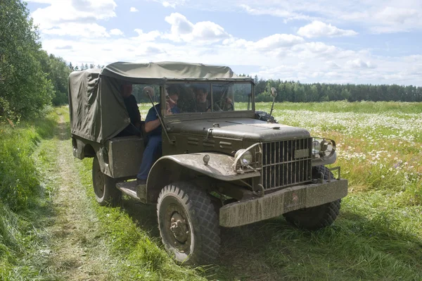 Amerikai katonai retro autó dodge wc-51, az erdő közelében, 3. nemzetközi találkozó "motorok háború" retro rally közelében a város chernogolovka, moscow region — Stock Fotó