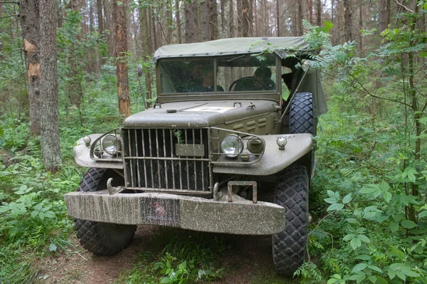 Американський військовий ретро автомобілів dodge wc-51 на ретро-ралі в лісі, 3-й Міжнародна нарада «motors війни» поблизу міста Чорноголовка, Московської області — стокове фото