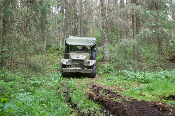 Amerikaanse militaire Dodge Wc-51 beweegt in het forest op de harde weg, 3de internationale bijeenkomst "Motoren van oorlog" in de buurt van de stad Chernogolovka — Stockfoto