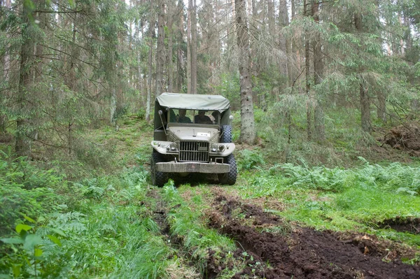 American military Dodge WC-51 moves along the hard road, 3rd international meeting "Motors of war" near the city Chernogolovka — Stock Photo, Image