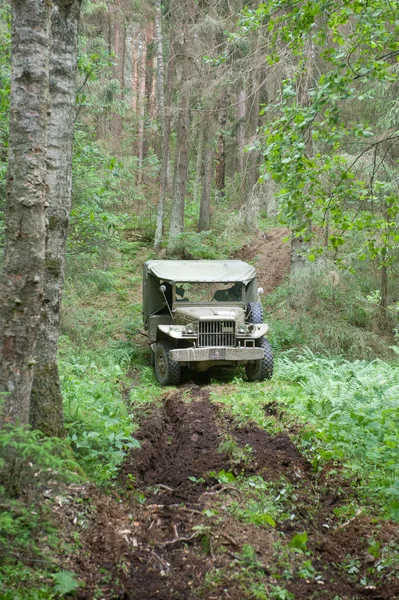 American viejo coche Dodge WC-51 pasa por la carretera forestal pesada, 3ª reunión internacional "Motores de guerra" cerca de la ciudad Chernogolovka —  Fotos de Stock