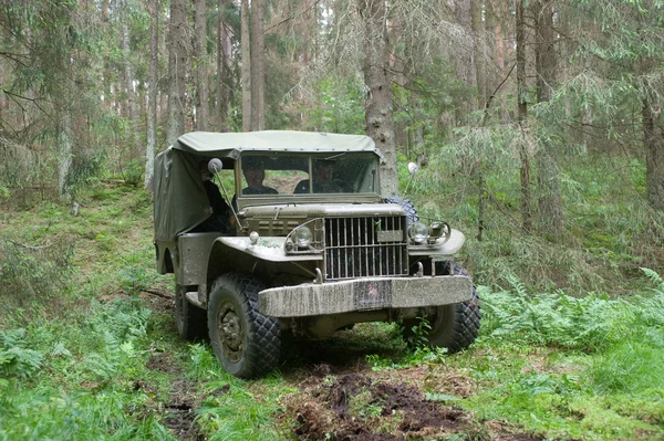 Amerikanska militära Dodge Wc-51 går igenom tunga skogsväg, 3: e internationella mötet "Motorer av kriger" nära staden Chernogolovka — Stockfoto