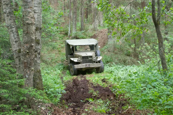 Coche americano Dodge WC-51 va a través de carretera forestal pesada, 3ª reunión internacional "Motores de guerra" cerca de la ciudad Chernogolovka — Foto de Stock