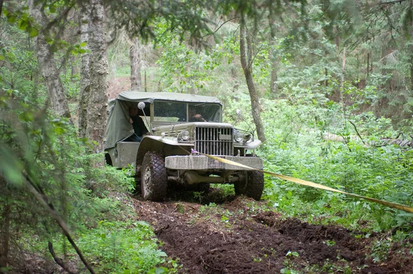 Vecchia auto retrò militare Dodge WC-51 bloccato nel bosco su una strada pesante, terzo incontro internazionale "Motori di guerra" vicino alla città Chernogolovka, vista frontale — Foto Stock