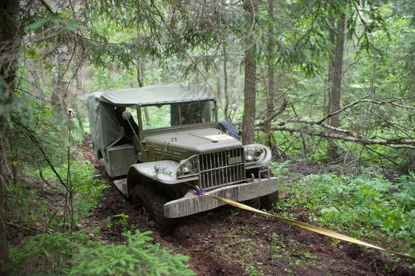 Amerikaanse militaire retro auto Dodge Wc-51 vast te zitten in het bos op een zware weg, 3de internationale bijeenkomst "Motoren van oorlog" in de buurt van de stad Chernogolovka — Stockfoto