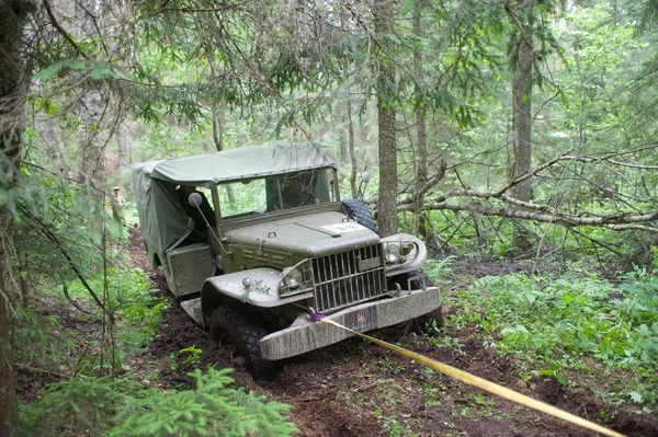 Chernogolovka kenti yakınlarındaki ormanda ağır bir yolda, 3 Uluslararası Toplantı "Motorlar savaş" Amerikan askeri Dodge Wc-51 sıkışmış — Stok fotoğraf