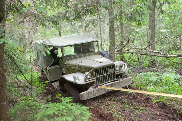 Carro retro americano Dodge WC-51 preso na floresta em uma estrada pesada, 3a reunião internacional "Motores de guerra" perto da cidade Chernogolovka — Fotografia de Stock