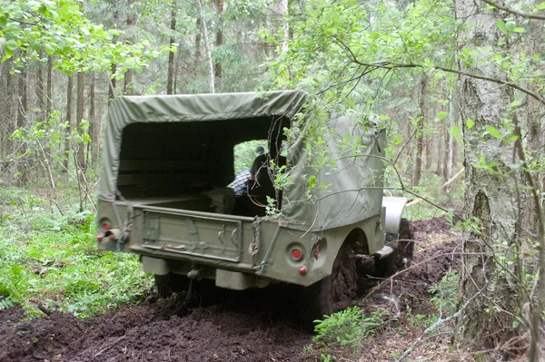 Armata SUA Dodge WC-51 blocat în pădure pe un drum greu, a treia întâlnire internațională "Motoare de război" în apropierea orașului Cernogolovka, vedere din spate — Fotografie, imagine de stoc