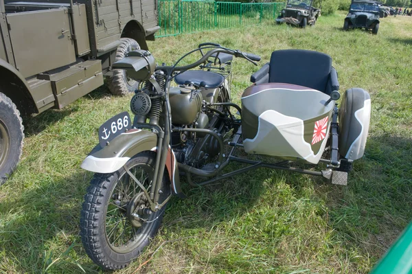 Японський старий військової Rikuo мотоцикл тип-97 (копія Harley-Davidson) в 3-й Міжнародна зустріч "Motors війни" поблизу міста Чорноголовка, вид збоку — стокове фото