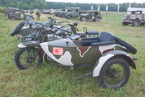 Japonés viejo militar Rikuo motocicleta Tipo 97 (una copia de la Harley-Davidson) en la 3ª reunión internacional de "Motores de guerra" cerca de la ciudad de Chernogolovka, vista lateral —  Fotos de Stock