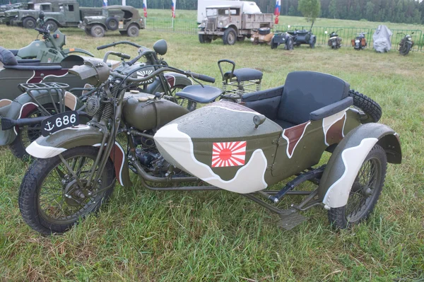 Японский старый военный мотоцикл Rikuo Тип 97 (копия Harley-Davidson) на 3-й международной встрече "Двигателей войны" возле города Черноголовка, вид сбоку — стоковое фото