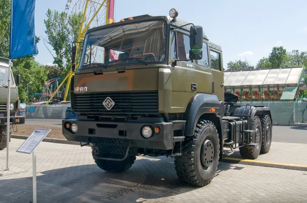 Nová ruská nákladní "Ural-6370" na výstavu "integrovaná bezpečnost a bezpečnost-2014", Moskva, Vvc, pohled zepředu — Stock fotografie
