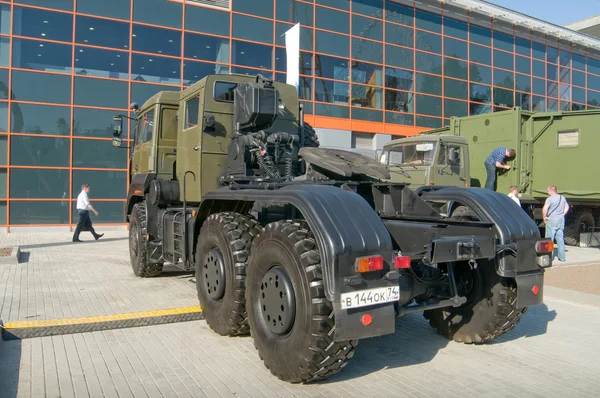 Nuevo camión ruso "Ural-6370" en la exposición "Seguridad integrada y seguridad-2014", Moscú, VVC, vista trasera izquierda —  Fotos de Stock